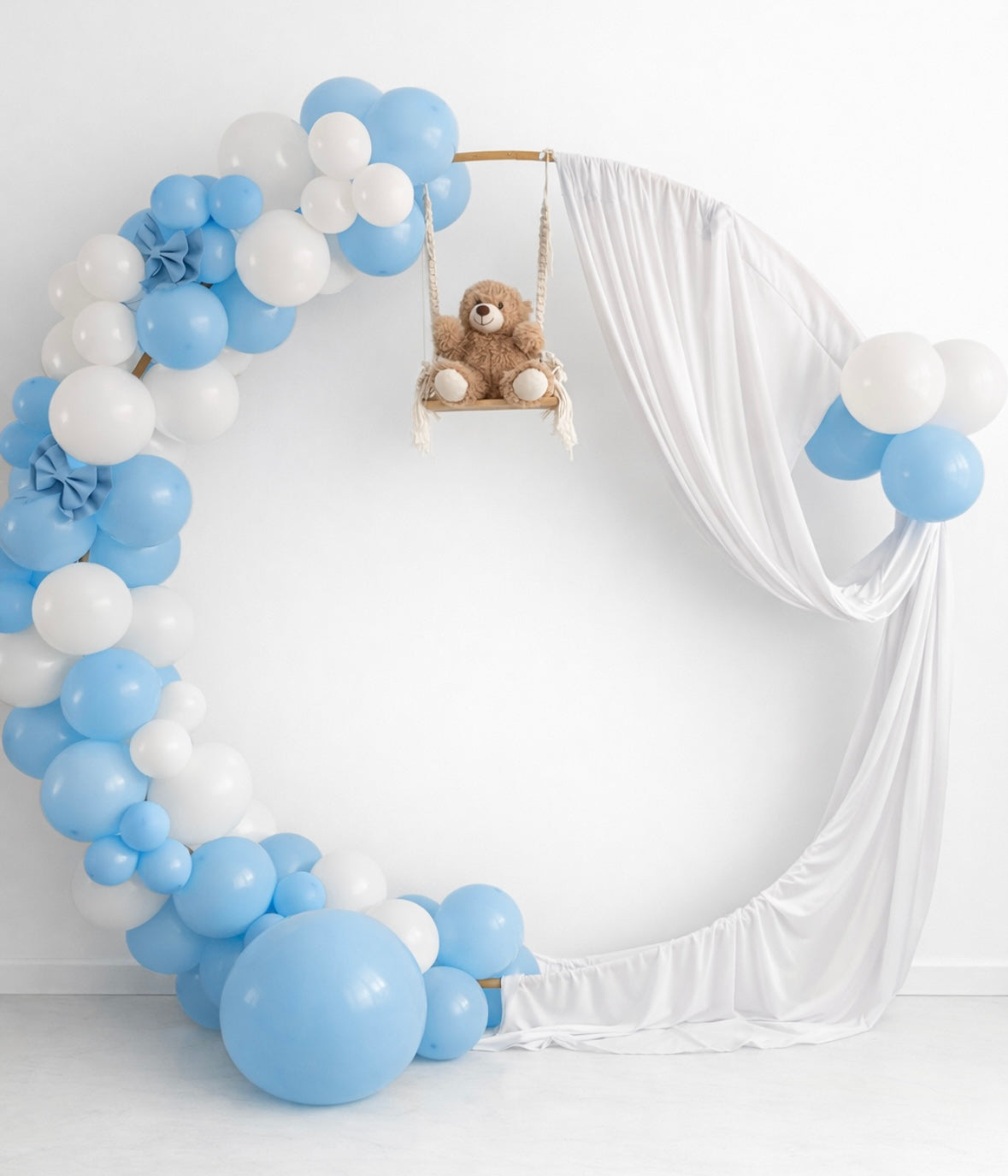 Baby shower setting met teddy swing